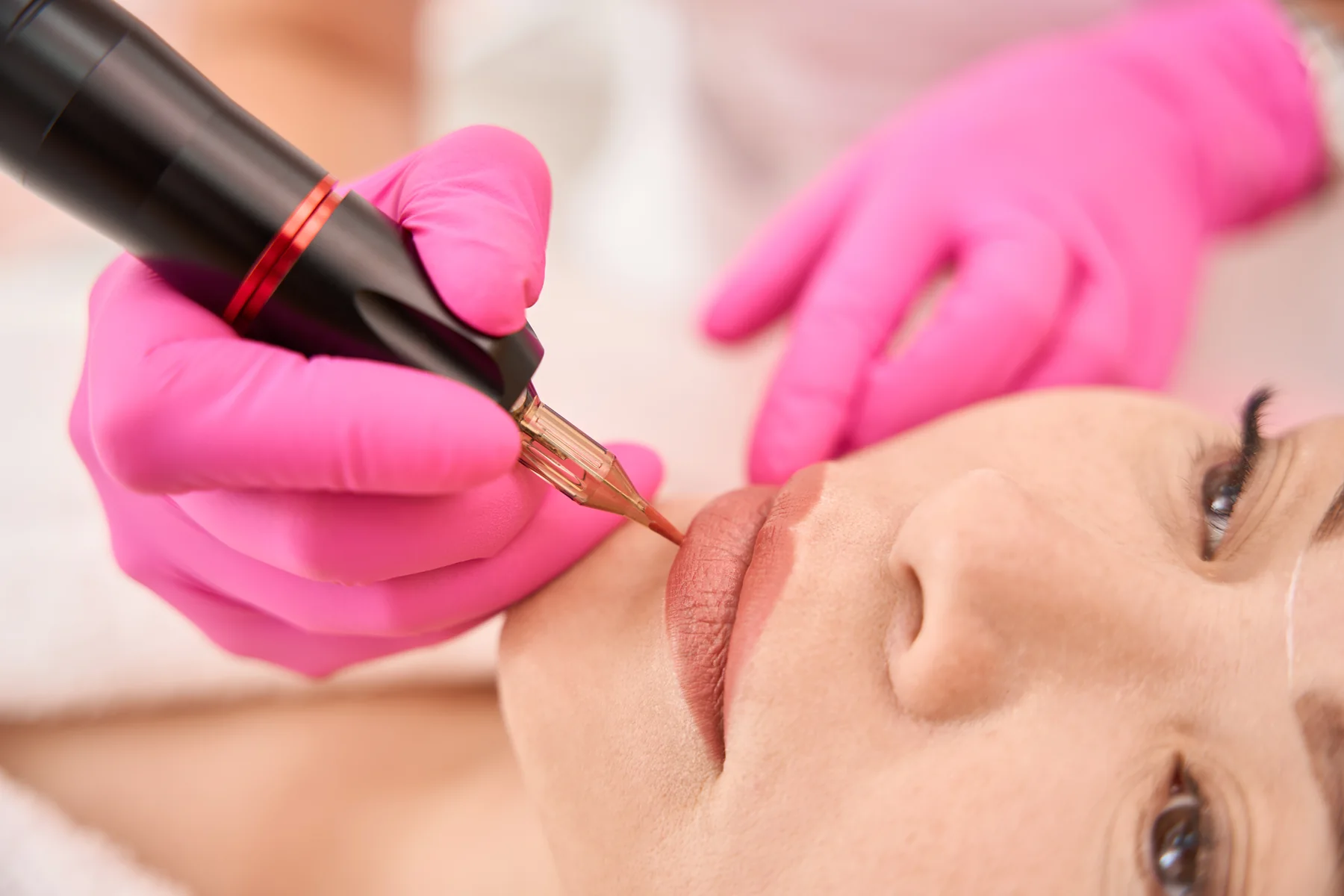 Professionelle Permanent-Make-up-Behandlung der Lippen