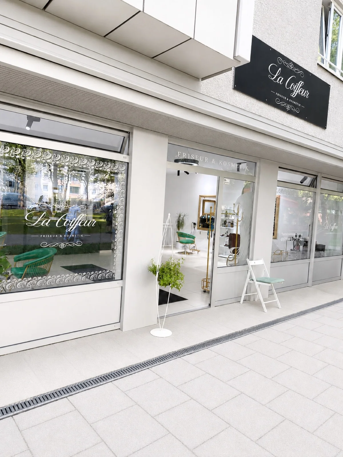 Außenansicht von La Coiffeur & Cosmetic in München-Neuperlach